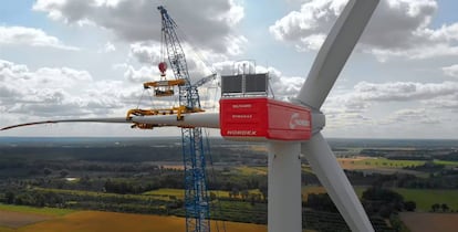 Uno de los aerogeneradores de Nordex durante su ensamblaje.