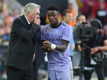 Carlo Ancelotti habla con Vinicius durante el Valencia-Real Madrid disputado el pasado domingo en Mestalla.