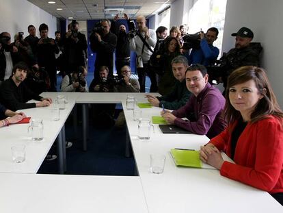 La delegaci&oacute;n de Podemos a la izquierda con Nagua Alba en el centro y Hasier Arraiz en el centro de la de EH Bildu, a la derecha