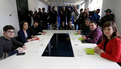 La delegaci&oacute;n de Podemos a la izquierda con Nagua Alba en el centro y Hasier Arraiz en el centro de la de EH Bildu, a la derecha