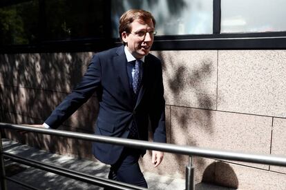 El alcalde de Madrid, José Luis Martínez Almeida, este miércoles a su entrada su llegada a la Asamblea de Madrid.