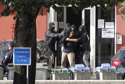 Izaskun Lesaka era la jefa militar de ETA junto a David Pla e Iratxe Sorzábal. En la imagen, Lesaka en el hotel en Mâcon (Francia) donde fue arrestada por la policía francesa en 2012. Pla y Sorzábal continúan en busca y captura.