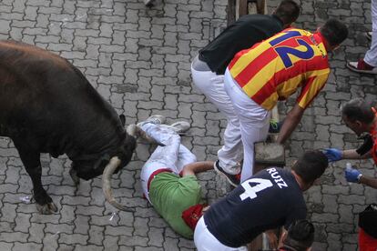 Toro de la ganadería de Cebada Gago, que han protagonizado un encierro muy peligroso, con al menos cinco heridos por asta, pasa por la curva de Mercaderes durante el segundo encierro de los Sanfermines de 2016.