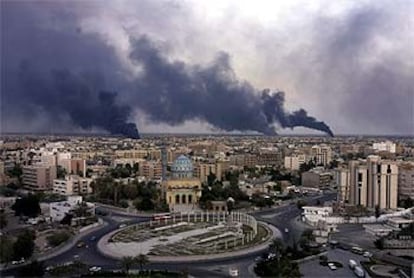 Grandes columnas de humo se divisaban ayer en las afueras de Bagdad hacia el sur.