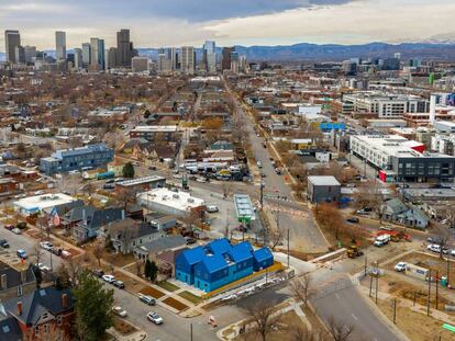 El solar que antes ocupaba una sola casa a las afueras de Denver ahora lo comparten varias viviendas diseñadas por el estudio mexicano Productora.
