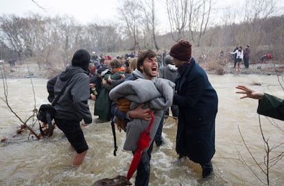 Una familia sale del río en Macedonia. Fuentes europeas pronostican un desvío del flujo migratorio desde Grecia hasta Italia a través del mar Jónico.