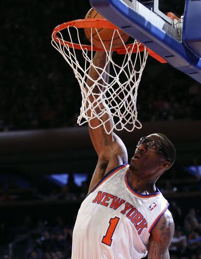 El jugador de los Knicks de Nueva York Amar'e Stoudemire encesta.