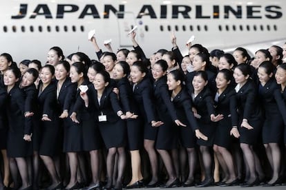 Las nuevas empleadas de Japan Airlines posan frente a una aeronave de la compañía.