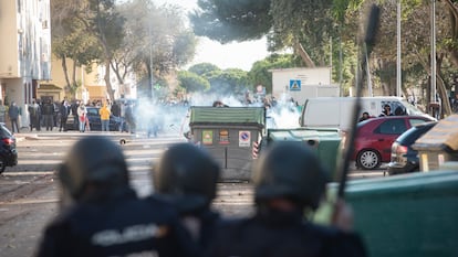 Los policías antidisturbios se han enfrentado a los manifestantes del metal la mañana de este miércoles en la barriada del Río San Pedro (Puerto Real).