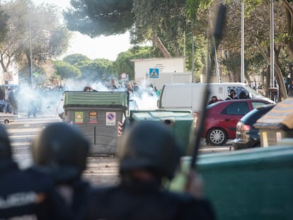 Los policías antidisturbios se han enfrentado a los manifestantes del metal la mañana de este miércoles en la barriada del Río San Pedro (Puerto Real).