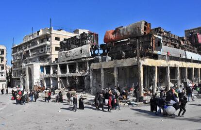 Sirios en un barrio reconquistado por las tropas sirias, este jueves