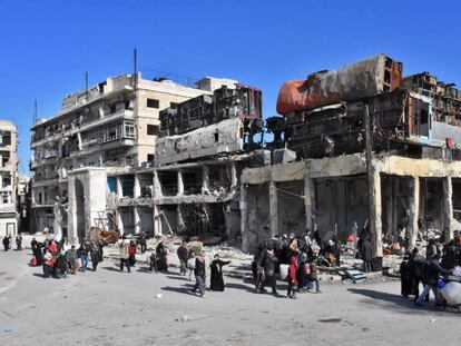 Sirios en un barrio reconquistado por las tropas sirias, este jueves