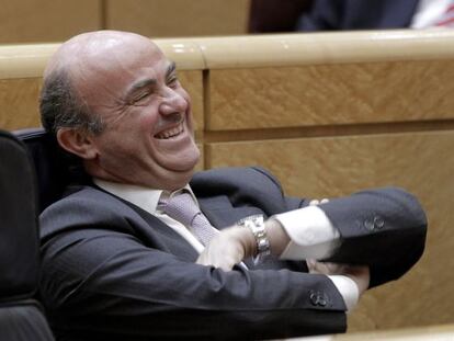 El ministro de Economía, Luis De Guindos, durante el pleno del Senado.