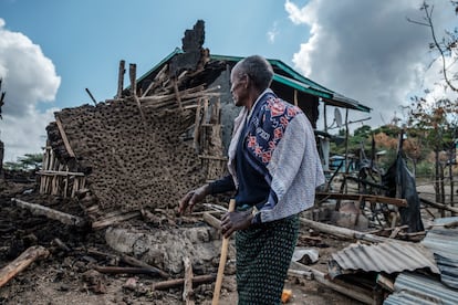 Un hombre comtempla su casa destruida en el pueblo de Bisober, Etiopía, el 9 de diciembre de 2020.