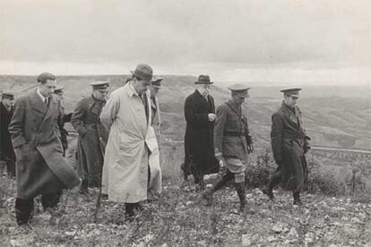 Negrín (con gabardina clara) y Azaña visitan el frente acompañados por los jefes militares Rojo (detrás de Negrín) y Miaja (entre Negrín y Azaña), en noviembre de 1937