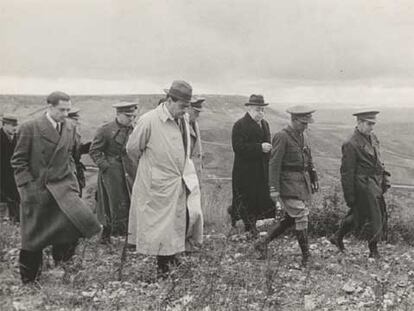 Negrín (con gabardina clara) y Azaña visitan el frente acompañados por los jefes militares Rojo (detrás de Negrín) y Miaja (entre Negrín y Azaña), en noviembre de 1937