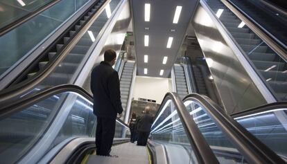 Un pasajero en la estaci&oacute;n de Collblanc de la L&iacute;nea 9 Sur. 