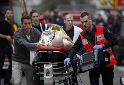Los servicios de emergencia asisten a un herido tras los atentados de 'Charlie Hebdo'. A lo largo de 2015 hubo una serie de ataques que transformarían Francia para siempre, culminando con la noche del 13 de noviembre, en la que tres comandos coordinaron tres ataques simultáneos en París con 137 víctimas mortales.