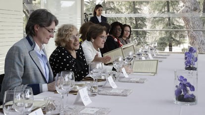 La alcaldesa de Madrid, Manuela Carmena, durante la comida con embajadoras.
