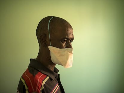Stokwe Monwabisi padece la tuberculosis más agresiva lleva siete meses en tratamiento y se está quedando sordo.