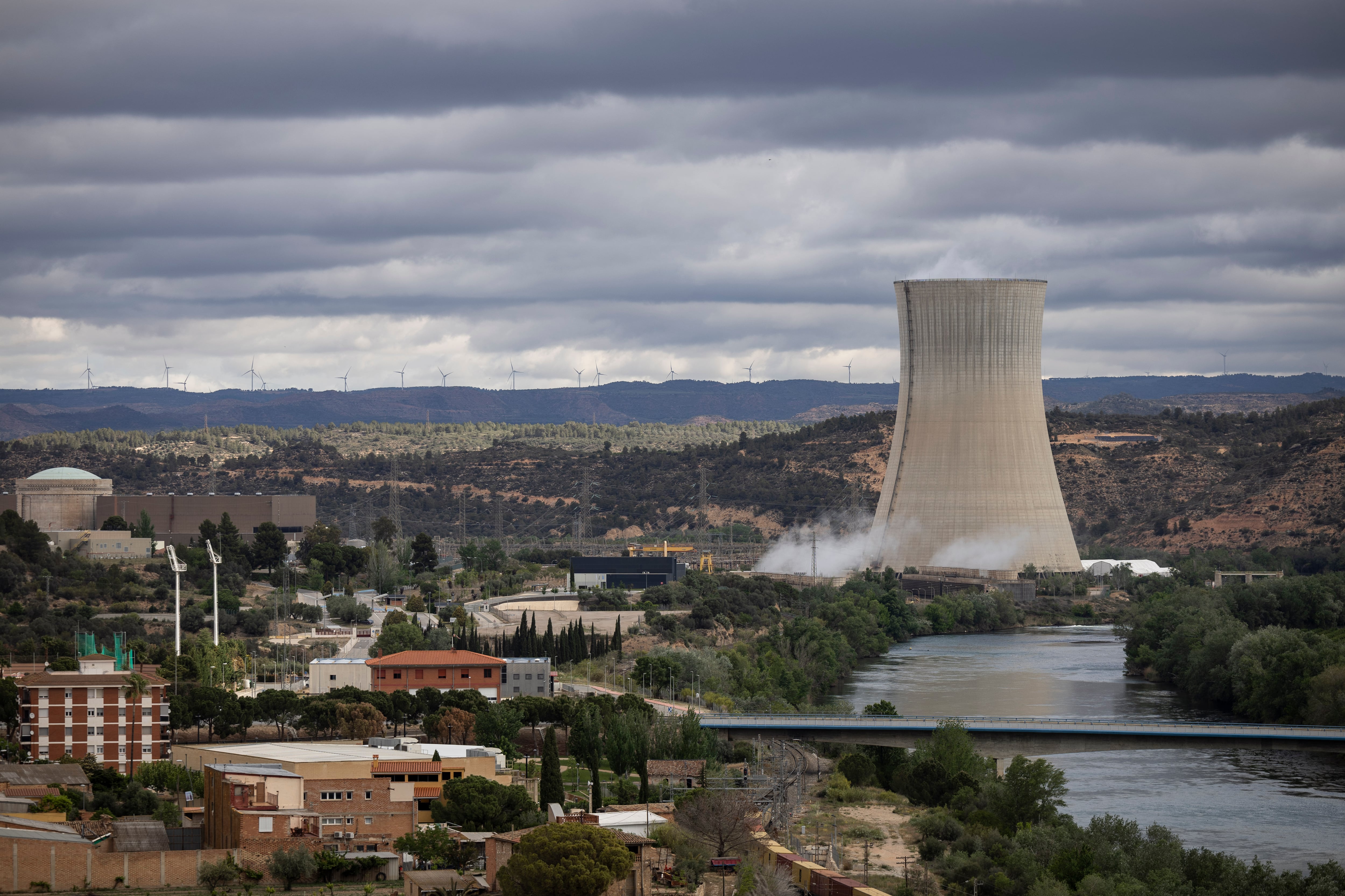 El PP saca adelante una propuesta contra el cierre de las nucleares gracias a la abstención de Junts y ERC