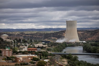 La central nuclear de Ascó, en Tarragona, con varios aerogeneradores al fondo.