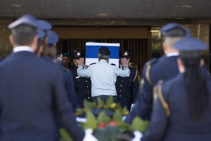 La guardia de honor traslada el féretro de Simón Peres hasta la Plaza del Parlamento (Knesset) en Jerusalén.