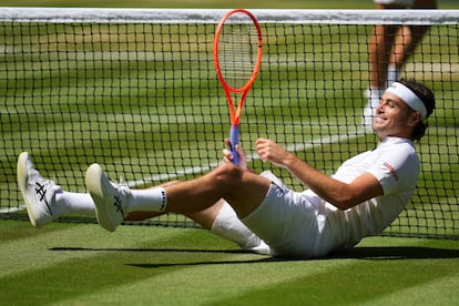 El tenista estadounidense cae al suelo durante la semifinal.