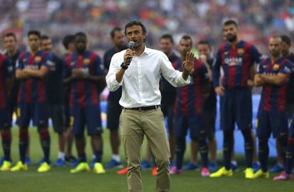 Luis Enrique se dirige a la afición.