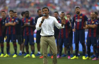 Luis Enrique se dirige a la afición. 