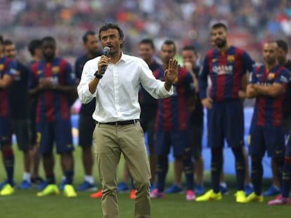 Luis Enrique se dirige a la afición. 