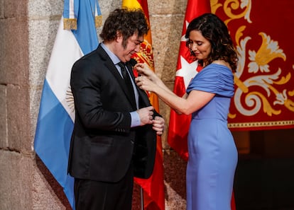 La presidenta de la Comunidad de Madrid, Isabel Díaz Ayuso, condecora al presidente de Argentina, Javier Milei, en sede de la Comunidad el 12 de junio. 