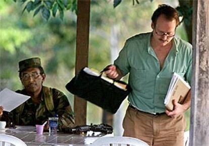 El delegado de la ONU James Lemoyne, durante el encuentro con representantes de las FARC.