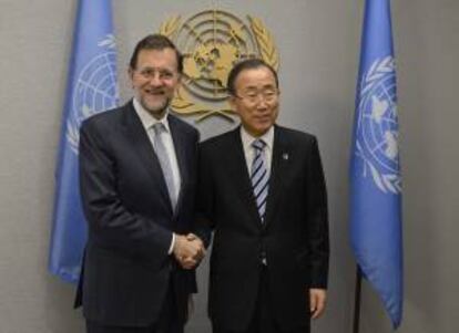El jefe del gobierno español, Mariano Rajoy (i), saluda al secretario general de la ONU, Ban Ki-moon (d), durante una reunión en el marco de la Asamblea General de la ONU en Nueva York.