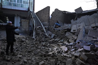 Un residente observa un edificio derrumbado tras terremoto en el condado de Jishishan.
