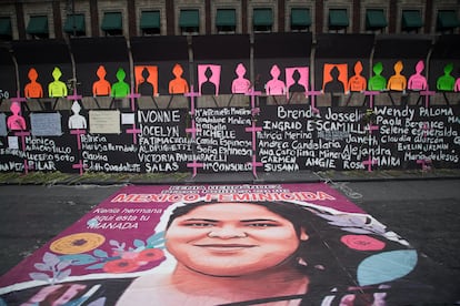 Nombres de mujeres asesinadas en México en el muro que protegía el Palacio Nacional de las manifestación del 8-M de 2021.