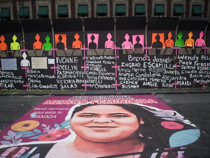 Nombres de mujeres asesinadas en México en el muro que protegía el Palacio Nacional de las manifestación del 8-M de 2021.