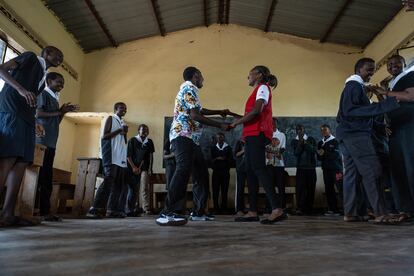 Participantes en un taller sobre salud y derechos sexuales organizado por la Cruz Roja Ruandesa con el apoyo de la Cruz Roja Española, en un club de adolescentes en el colegio Butamwa de Kigali, en junio. En las últimas décadas, Ruanda ha destacado a nivel internacional por sus "avances en igualdad de género y empoderamiento de las mujeres", según ONU Mujeres, en campos como la participación política o la salud materna. El Gobierno, que ha sido acusado por activistas de derechos humanos de represión, ha creado, desde 2009, 44 centros de atención integral a las víctimas de abusos sexuales, uno en cada hospital de distrito. Sin embargo, aún queda trabajo por hacer, por ejemplo, en salud sexual y reproductiva y en violencia de género. Según el informe de la Encuesta Demográfica y de Salud de Ruanda, el 37% de las ruandesas de entre 15 y 49 años han sufrido violencia física, sexual o psicológica.