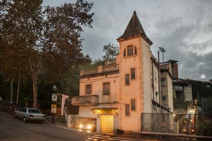 Este palacete del Poble-Sec es uno de los pocos 'meubles' que quedan en Barcelona tras la desaparición de la mítica Casita Blanca.
