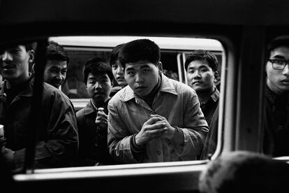 'Chicos mirando dentro de un coche', Xangai, 1979. Armengol viajó a la China acompañando al escritor Baltasar Porcel. De forma paralela a su encargo realizó otras imágenes, en "blanco y negro, con una Leica, como si fueran apuntes" donde plasmó la sociedad de finales del comunismo, tras la muerte de Mao. (Gelatina de plata, còpia actual, 27x40 cm).  © Manel Armengol / Vegap