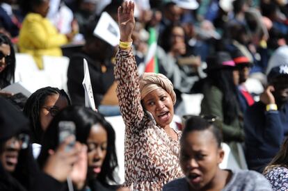 Varias asistentes se congregan durante la conferencia 'Nelson Mandela' que rinde tributo a la figura del fallecido presidente sudafricano, en Johannesburgo, Sudáfrica.