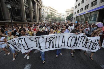 Unos 300 indignados recorren la calle de las Barcas de Valencia ayer, pasadas las 20.00, camino a la Delegación del Gobierno.