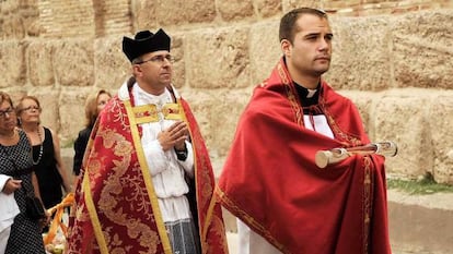 El p&aacute;rroco de &Eacute;pila (Zaragoza), Miguel &Aacute;ngel Barco, procesiona detr&aacute;s del di&aacute;cono Daniel Peruga durante las fiestas del pueblo. 