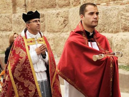 El p&aacute;rroco de &Eacute;pila (Zaragoza), Miguel &Aacute;ngel Barco, procesiona detr&aacute;s del di&aacute;cono Daniel Peruga durante las fiestas del pueblo. 