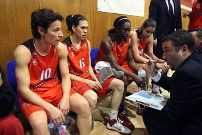 Algunas de las integrantes del Rivas Ecópolis reciben instrucciones de su entrenador, Miguel Méndez.