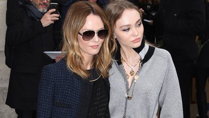 Las Paradis

Vanessa Paradis, musa de Karl Lagerfeld además de cantante, tiene un 'mini-yo' aún más vinculado a la moda. A Lily-Rose Depp se la rifan las marcas aunque, de momento, solo tiene ojos para Chanel. Es embajadora de la firma y se ha colado, tanto encima de la pasarela como en primera fila, en los últimos desfiles de la casa francesa.