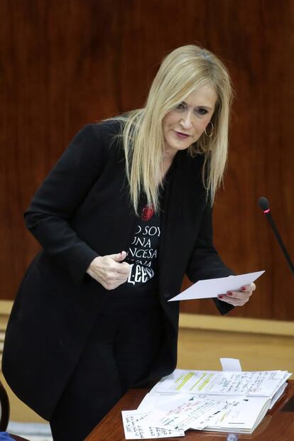 La expresidenta de la Comunidad de Madrid, Cristina Cifuentes, sorprendió con su ‘look’ en la Asamblea de Madrid en 2016. "No soy una princesa, soy una Khaleesi", se podía leer en su camiseta.