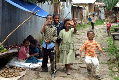 Niños en una calle del barrio de Ferensai Legasion (Addis Abeba).