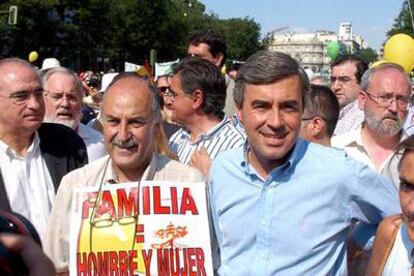 Ángel Acebes (a la derecha), junto a un grupo de manifestantes.