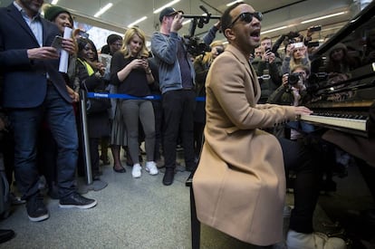 John Legend celebró el Día Internacional del Piano tocando en una estación de tren londinense.